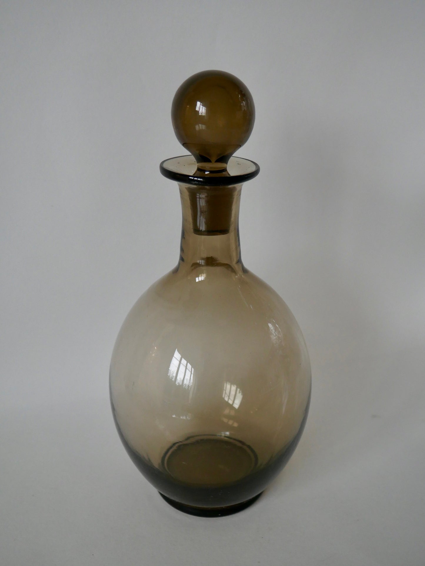 Ensemble composé d'une carafe et de de 9 verres à liqueur design en verre fumé art déco années 30