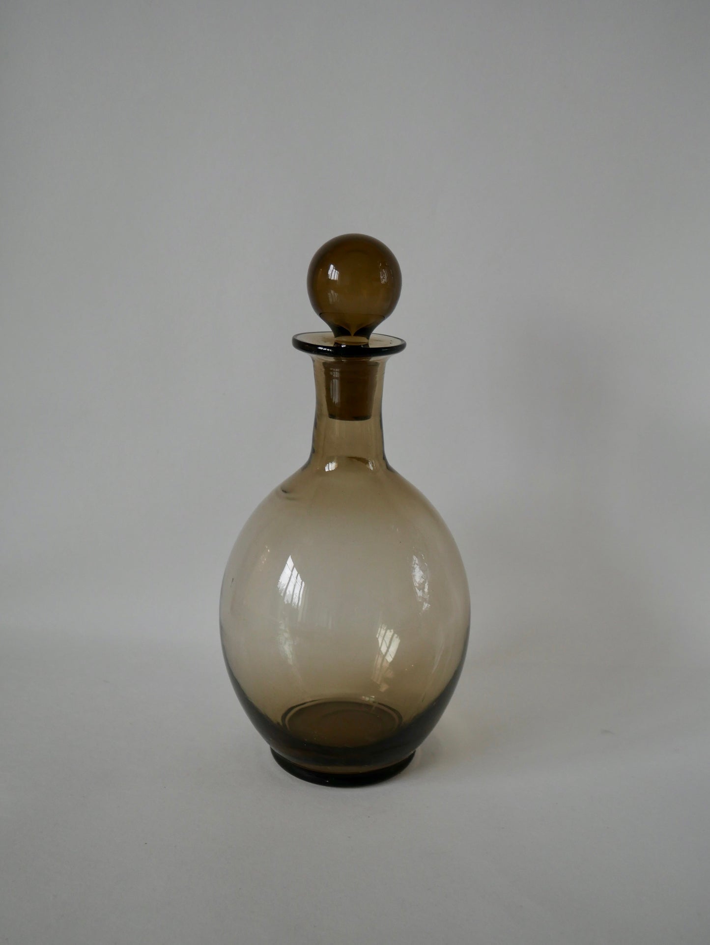 Ensemble composé d'une carafe et de de 9 verres à liqueur design en verre fumé art déco années 30