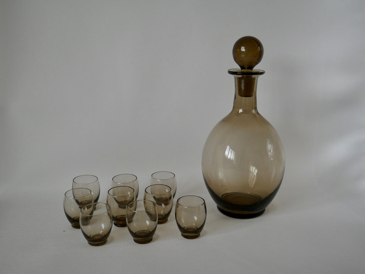 Ensemble composé d'une carafe et de de 9 verres à liqueur design en verre fumé art déco années 30