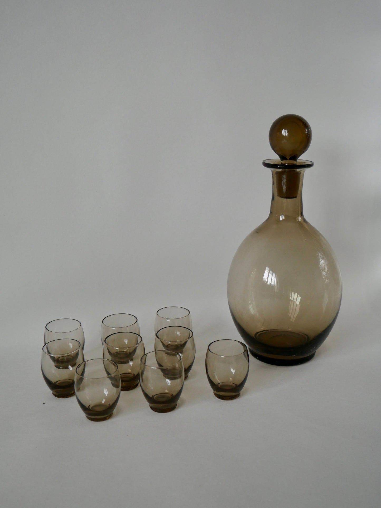 Ensemble composé d'une carafe et de de 9 verres à liqueur design en verre fumé art déco années 30