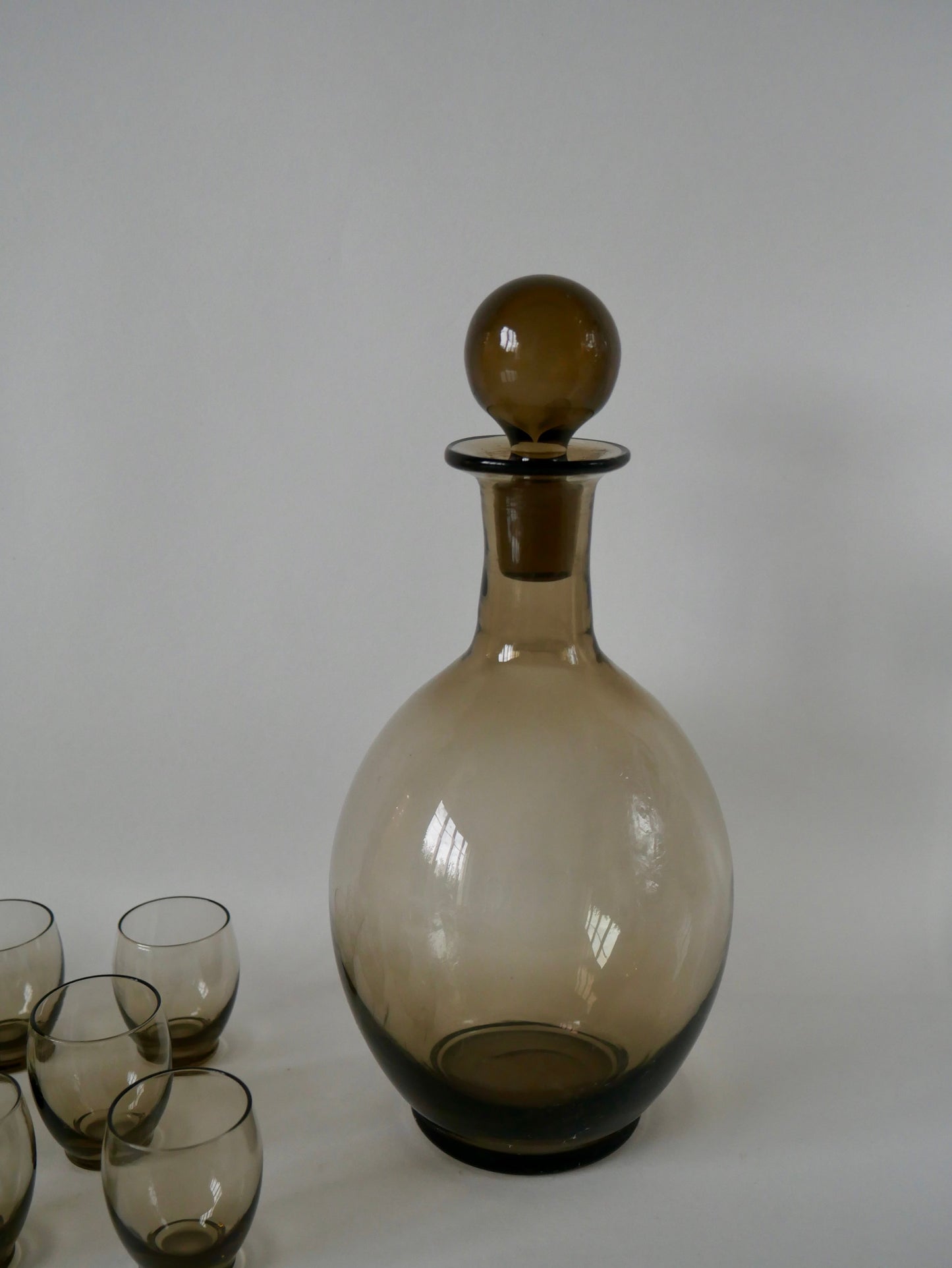 Ensemble composé d'une carafe et de de 9 verres à liqueur design en verre fumé art déco années 30