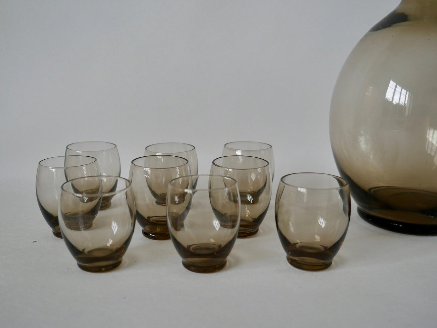 Ensemble composé d'une carafe et de de 9 verres à liqueur design en verre fumé art déco années 30