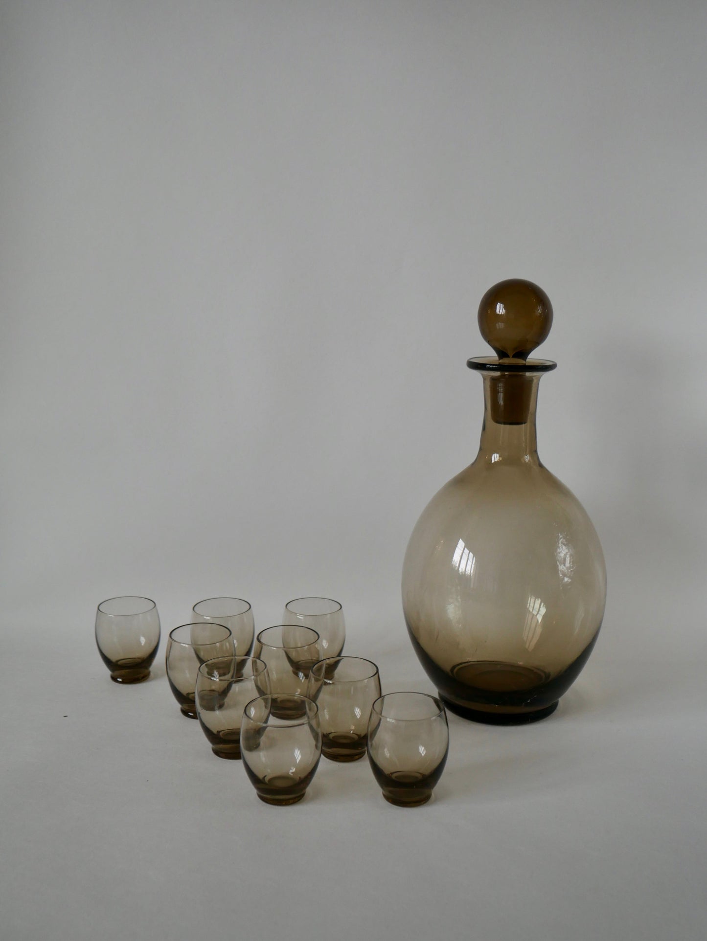 Ensemble composé d'une carafe et de de 9 verres à liqueur design en verre fumé art déco années 30