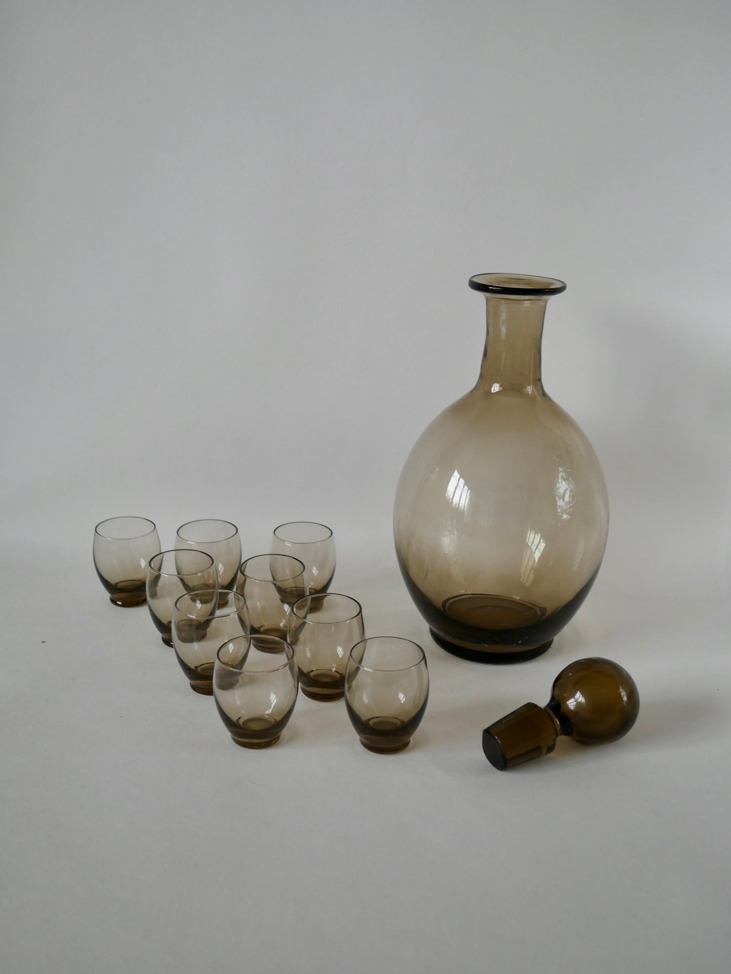 Ensemble composé d'une carafe et de de 9 verres à liqueur design en verre fumé art déco années 30