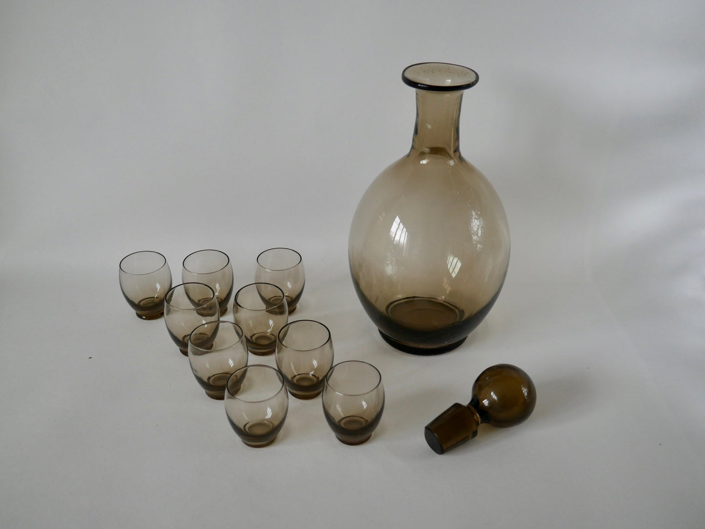 Ensemble composé d'une carafe et de de 9 verres à liqueur design en verre fumé art déco années 30