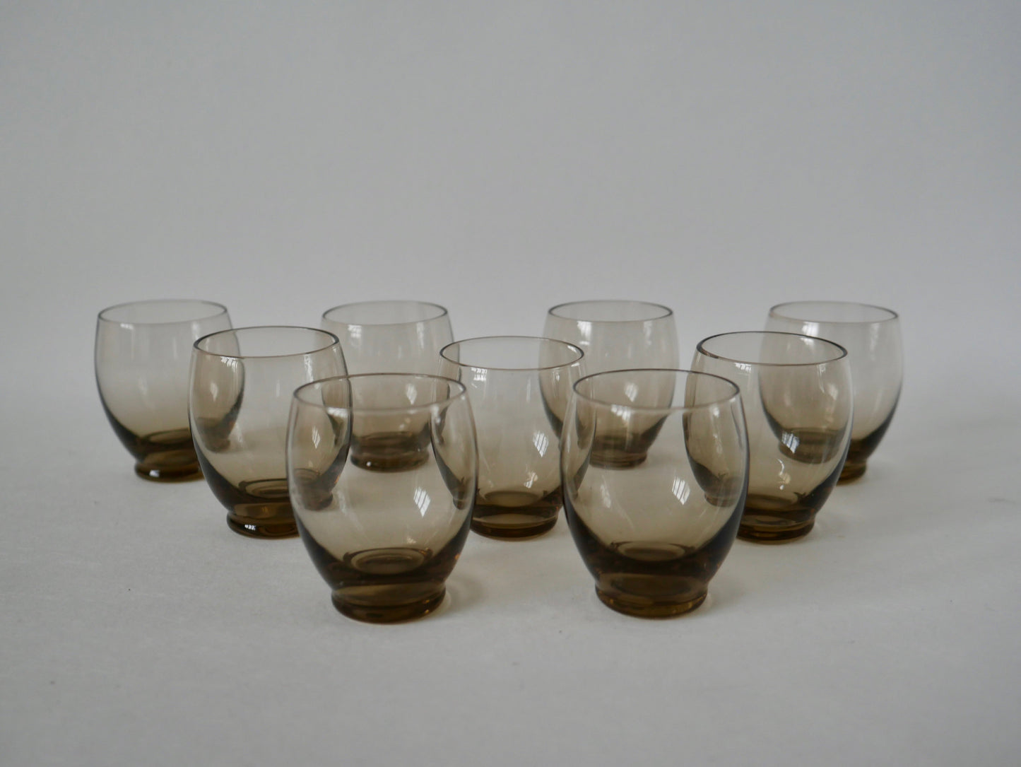 Ensemble composé d'une carafe et de de 9 verres à liqueur design en verre fumé art déco années 30