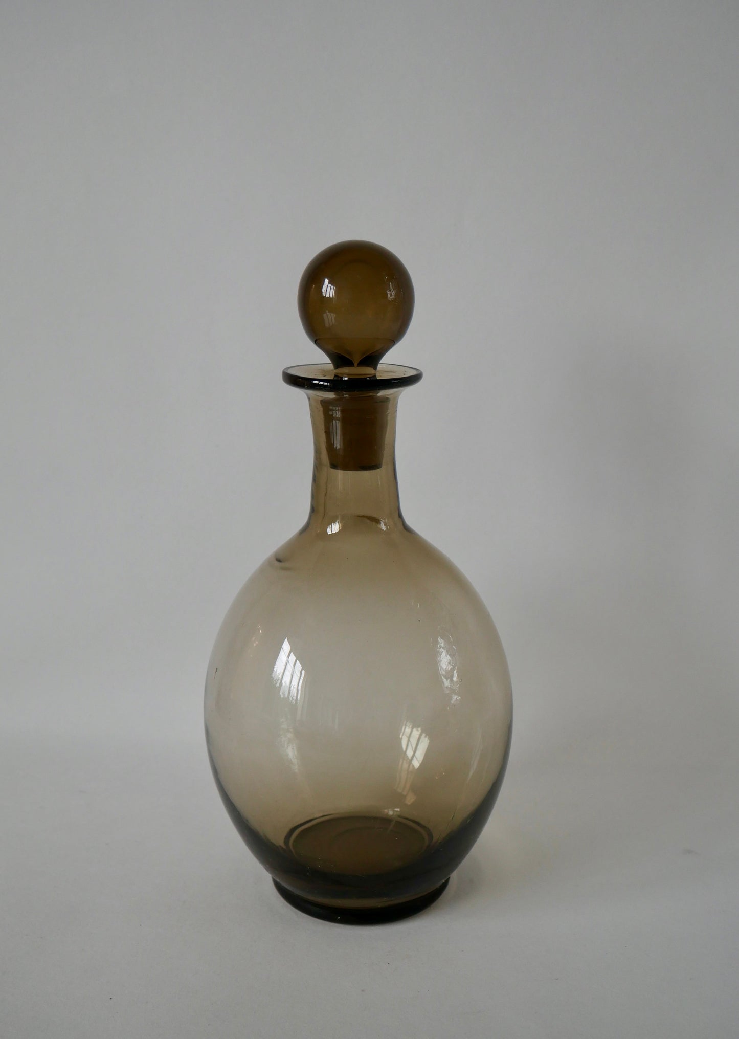 Ensemble composé d'une carafe et de de 9 verres à liqueur design en verre fumé art déco années 30