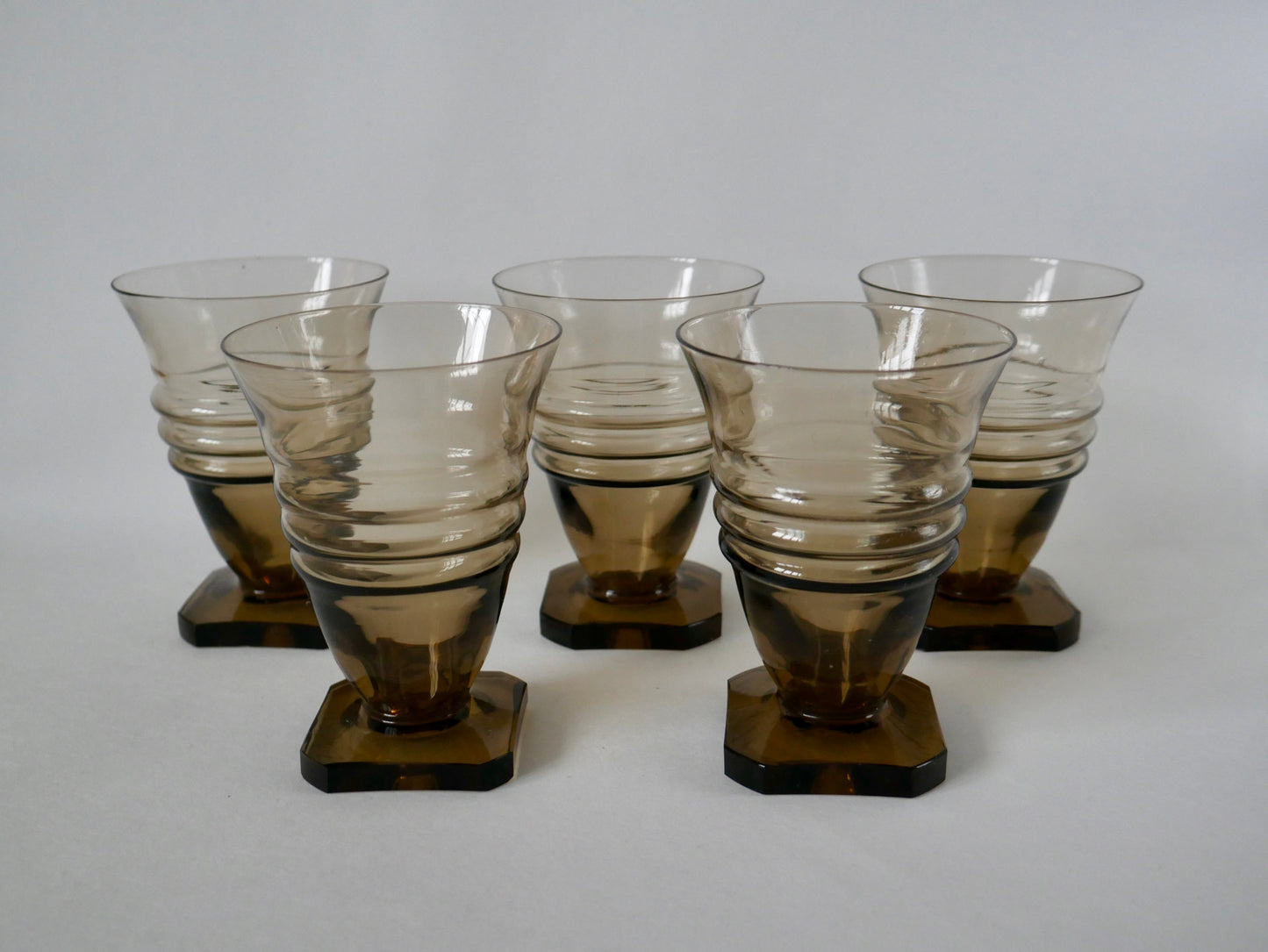 Ensemble de 5 grands verres à vin en verre fumé design pieds carré art déco, 1930