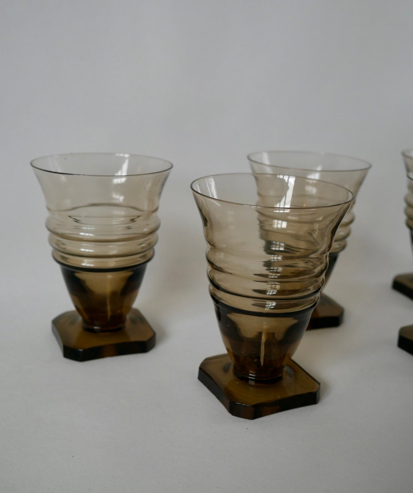 Ensemble de 5 grands verres à vin en verre fumé design pieds carré art déco, 1930