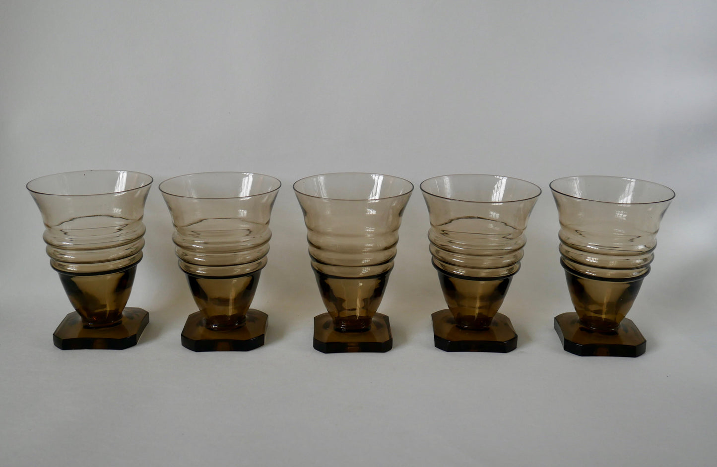 Ensemble de 5 grands verres à vin en verre fumé design pieds carré art déco, 1930