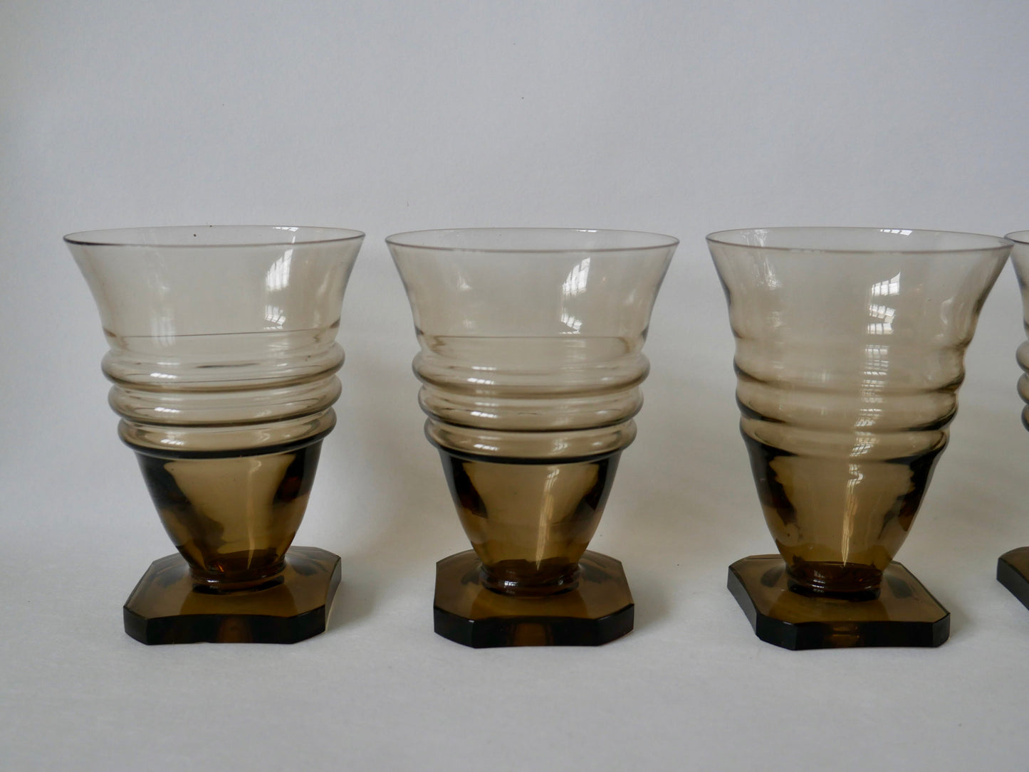 Ensemble de 5 grands verres à vin en verre fumé design pieds carré art déco, 1930