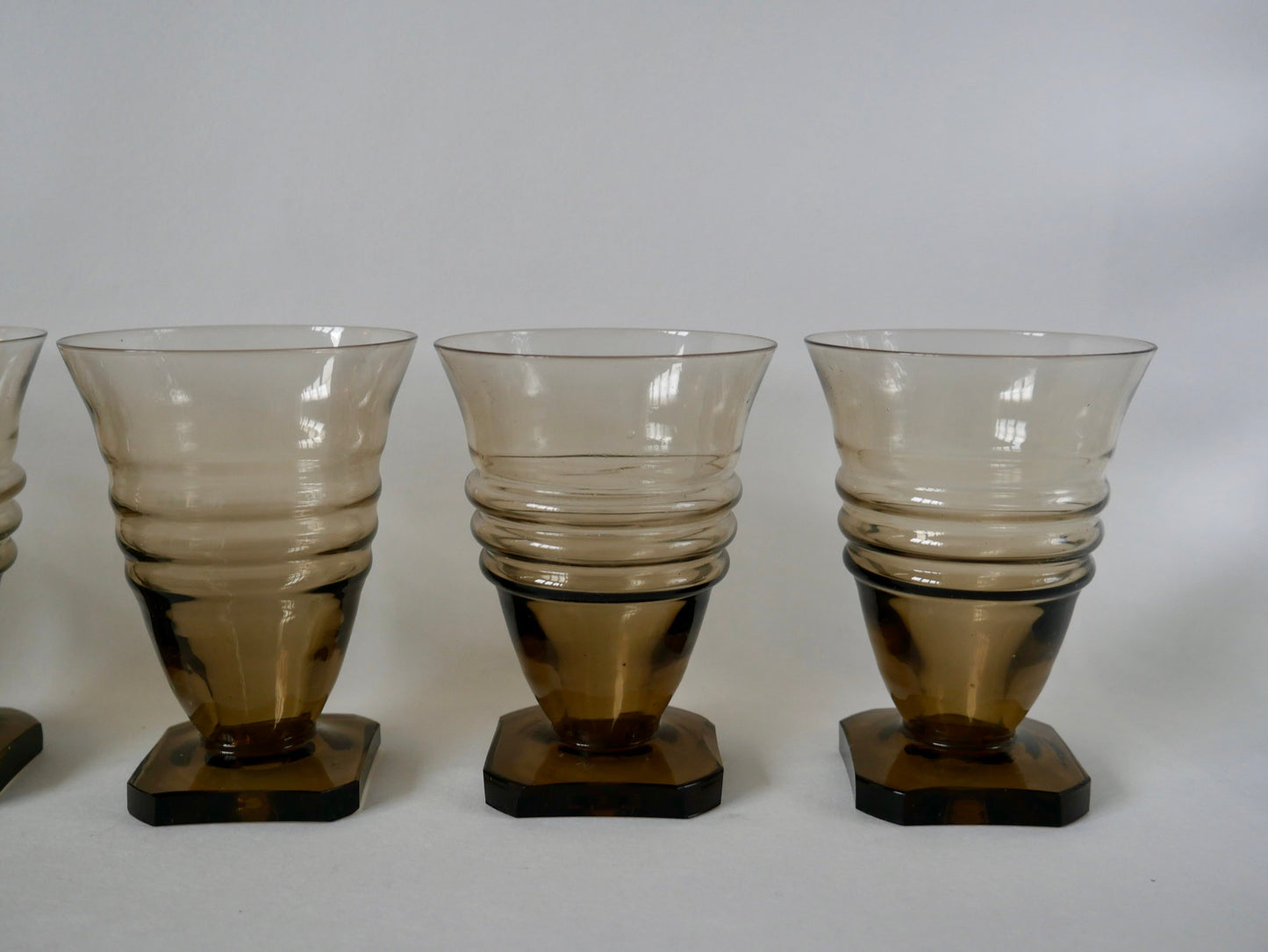 Ensemble de 5 grands verres à vin en verre fumé design pieds carré art déco, 1930