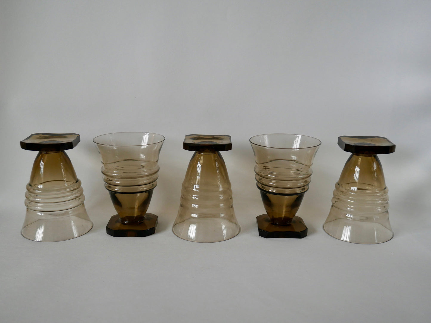 Ensemble de 5 grands verres à vin en verre fumé design pieds carré art déco, 1930