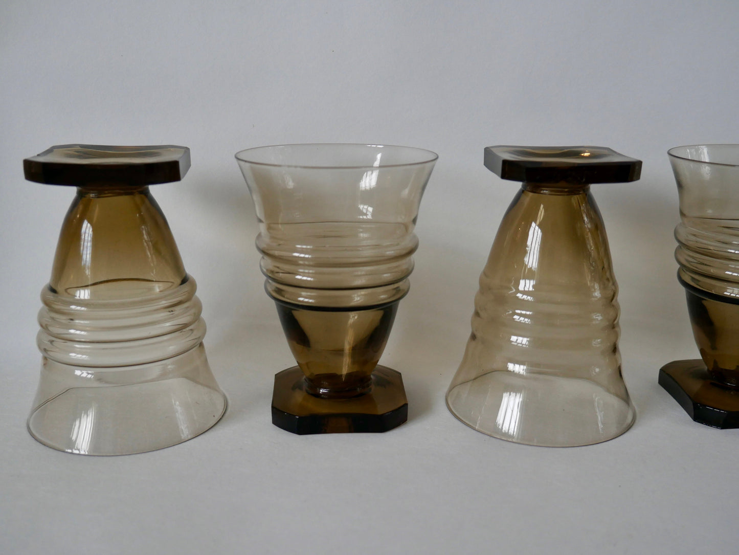 Ensemble de 5 grands verres à vin en verre fumé design pieds carré art déco, 1930