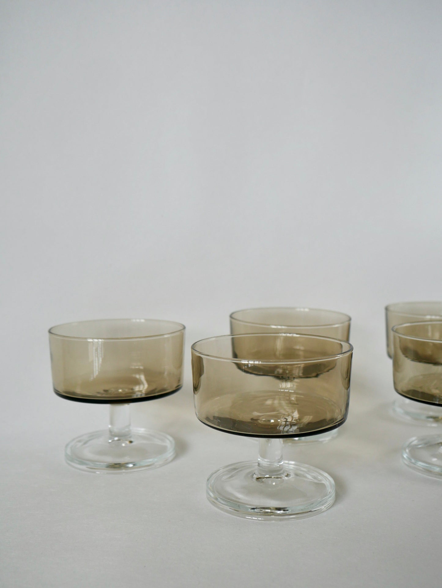 Lot de 5 coupes à champagne en verre fumé Luminarc années 70