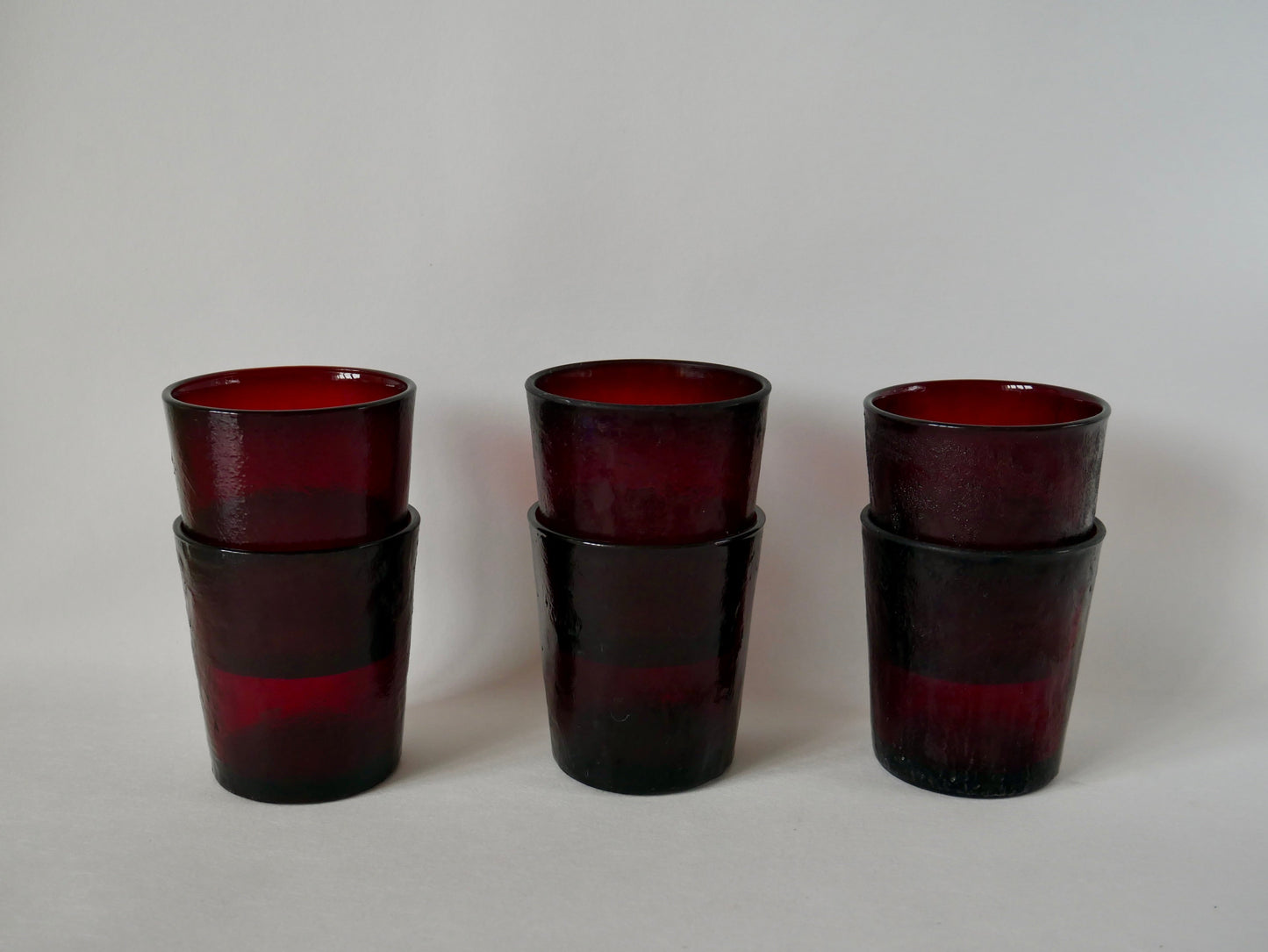 Lot de 6 verres en verre coloré bordeaux années 70