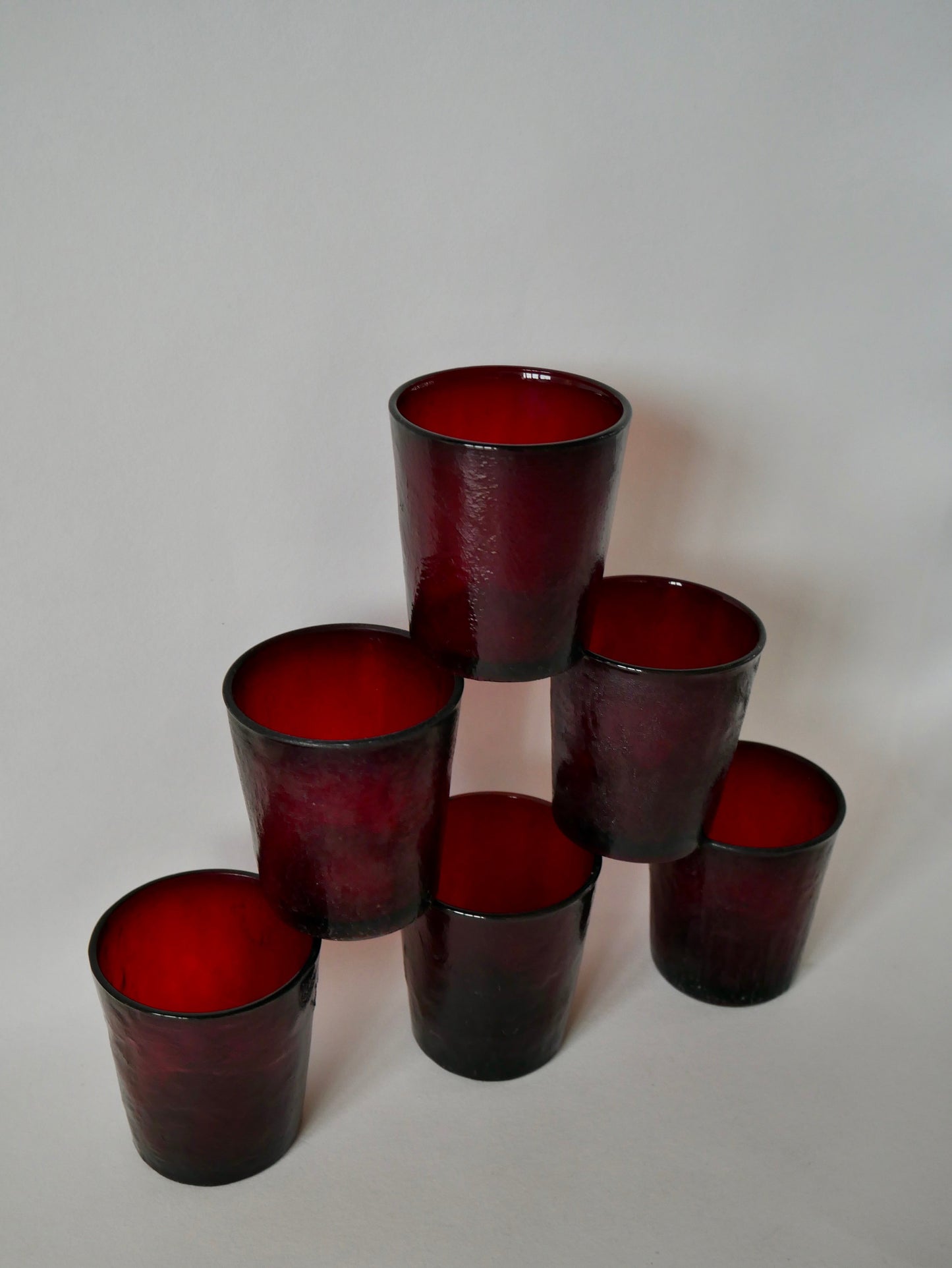 Lot de 6 verres en verre coloré bordeaux années 70