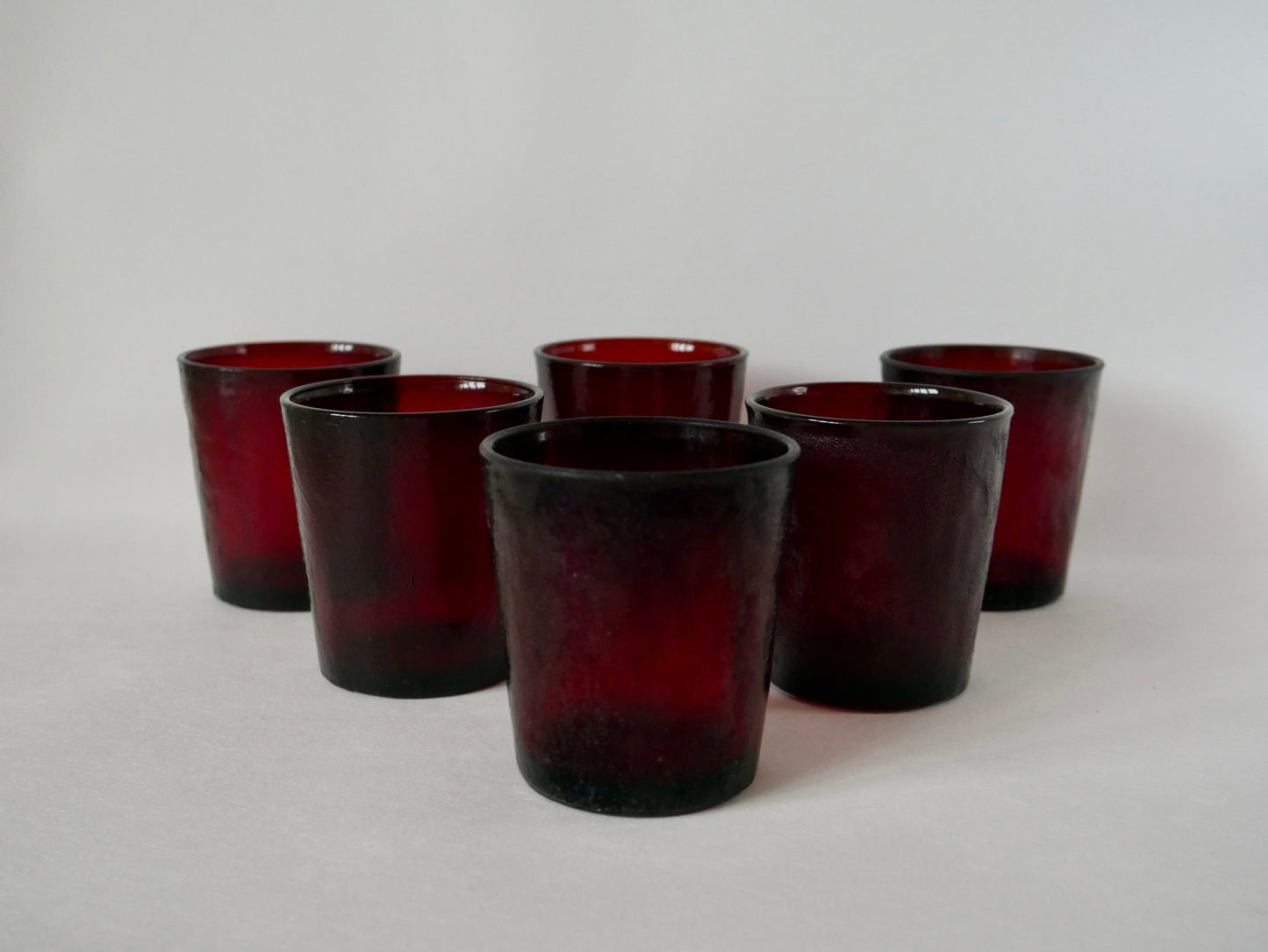 Lot de 6 verres en verre coloré bordeaux années 70