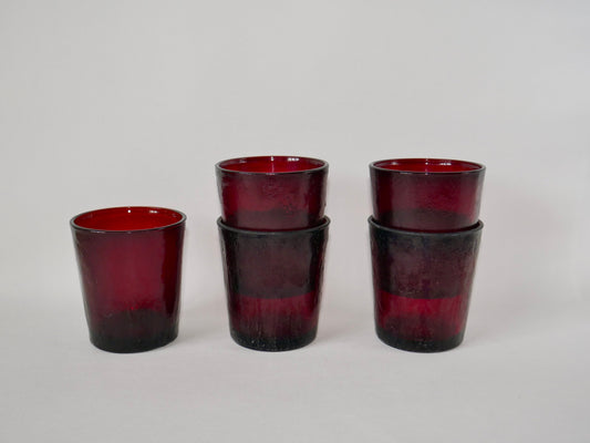 Lot de 5 verres en verre coloré bordeaux années 70