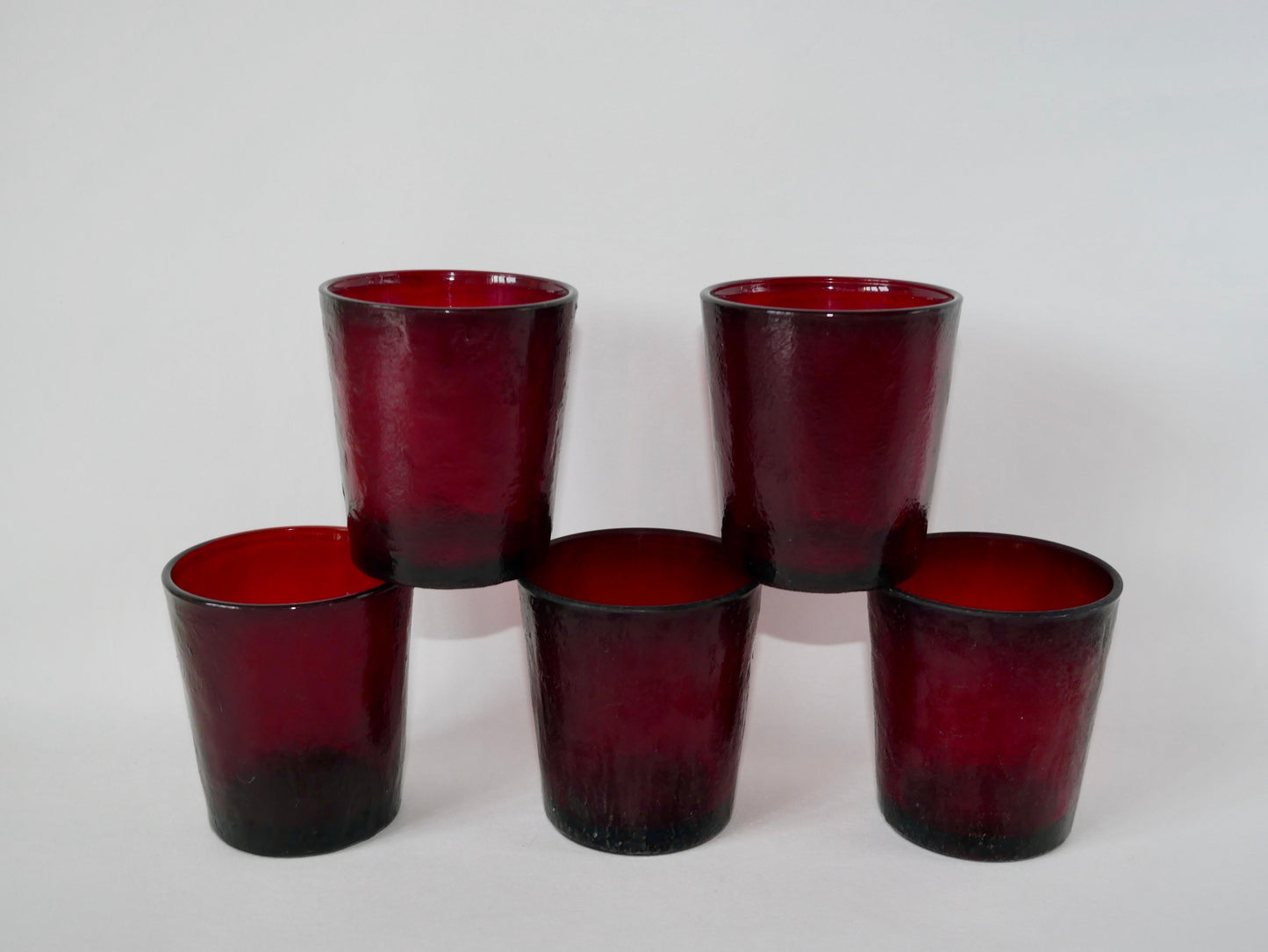 Lot de 5 verres en verre coloré bordeaux années 70