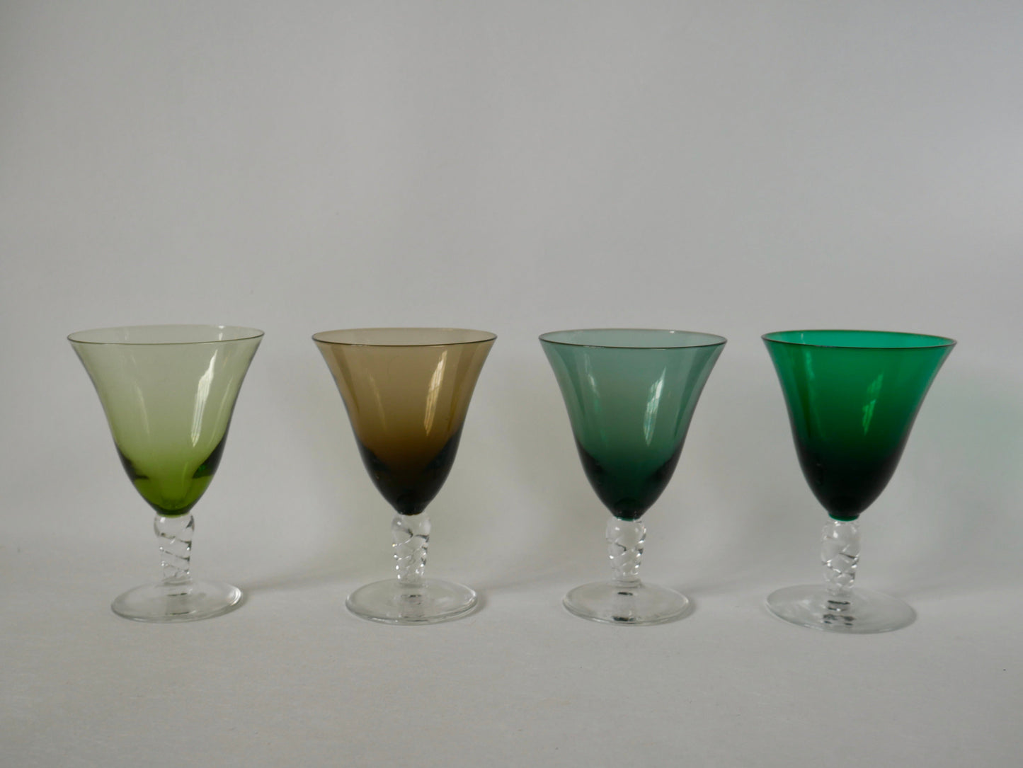 Lot de 4 verres à vin colorés pieds travaillé années 50