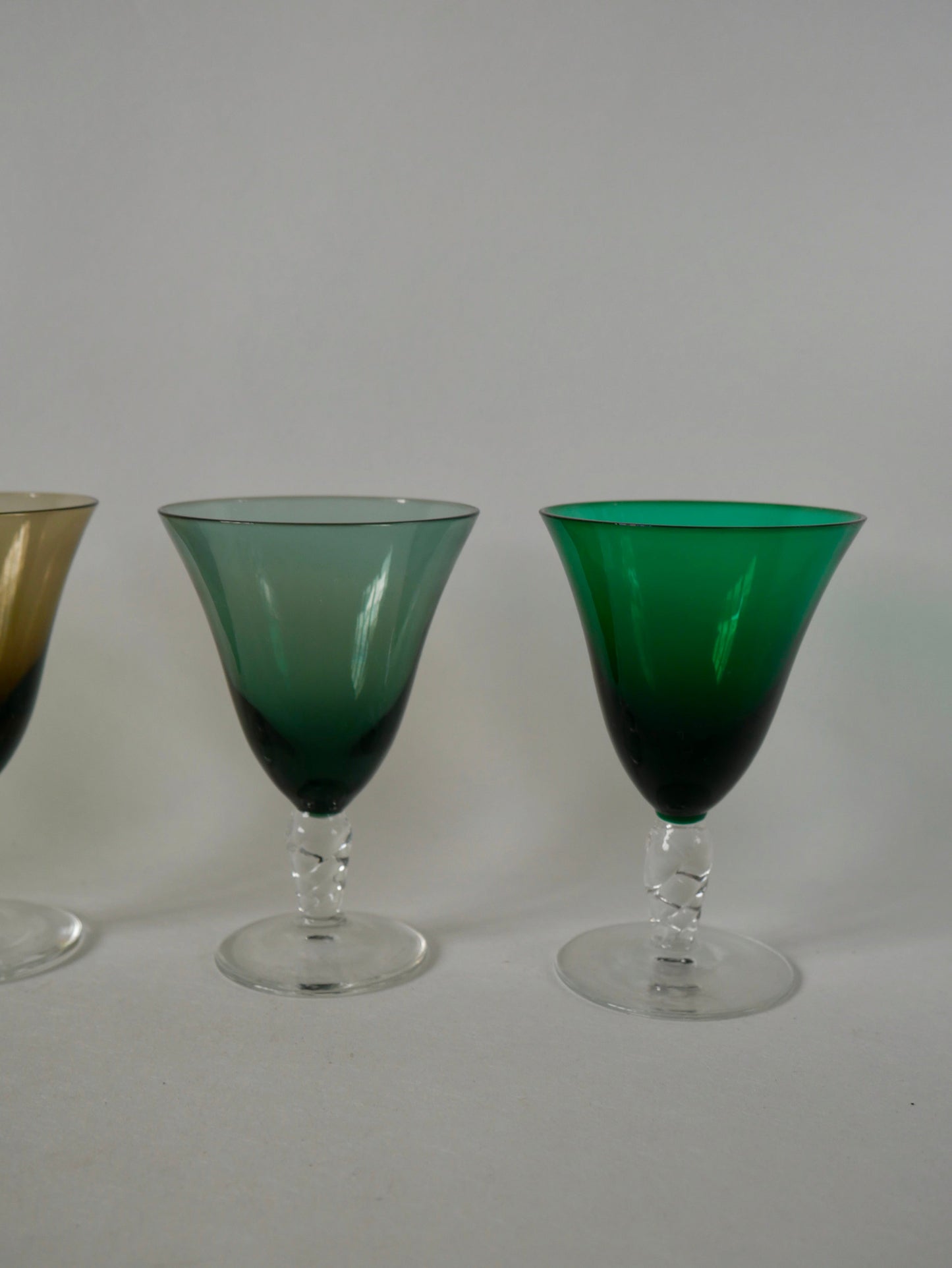 Lot de 4 verres à vin colorés pieds travaillé années 50