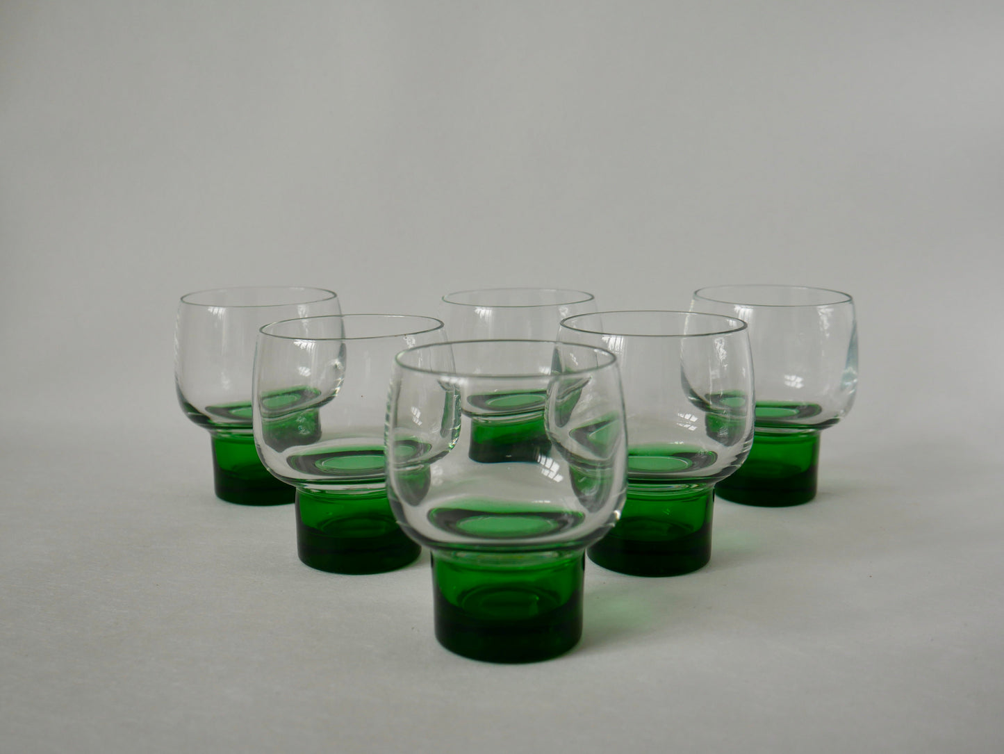 Lot de 6 verres à vin design à pieds verts années 70