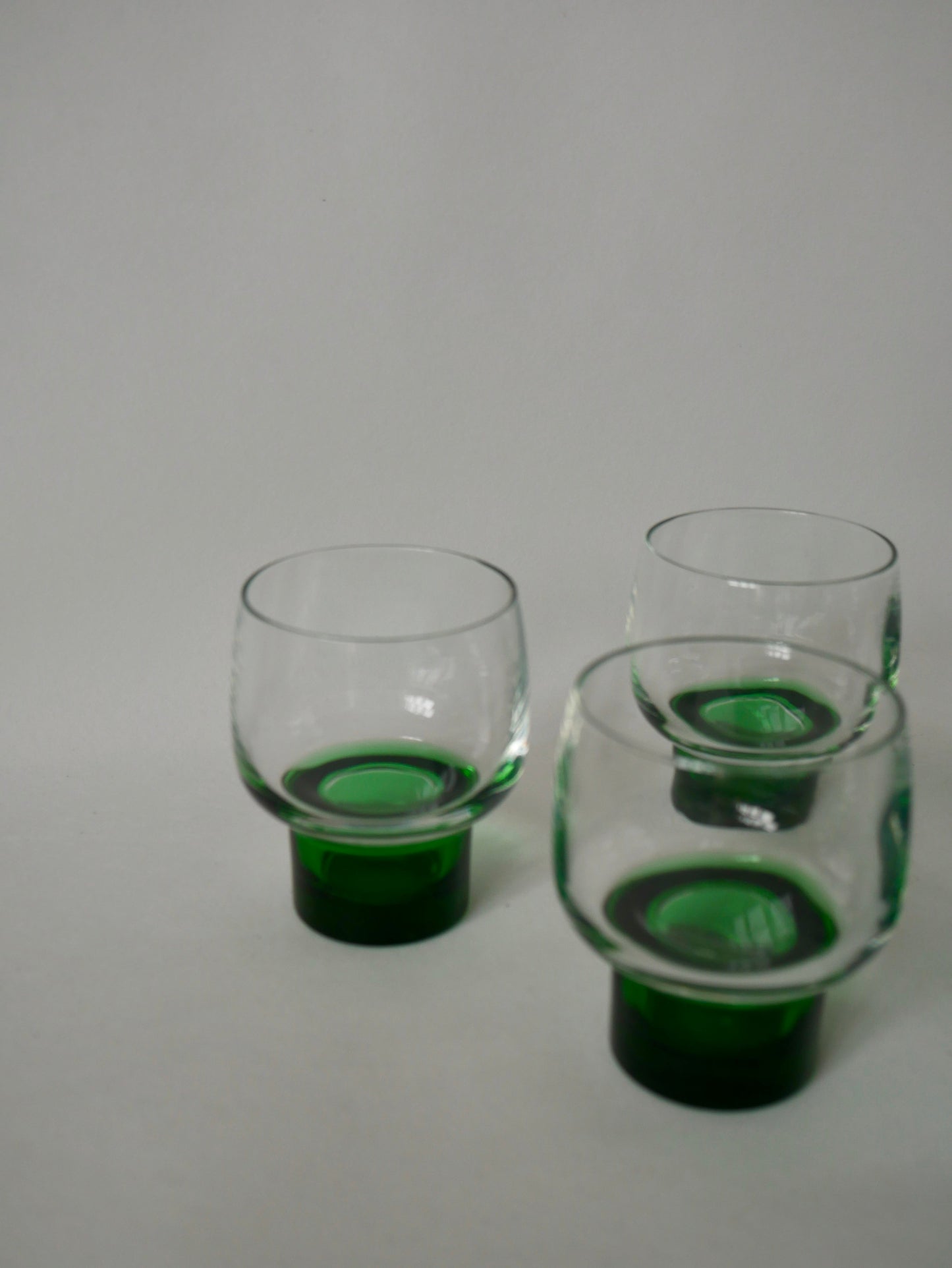 Lot de 6 verres à vin design à pieds verts années 70