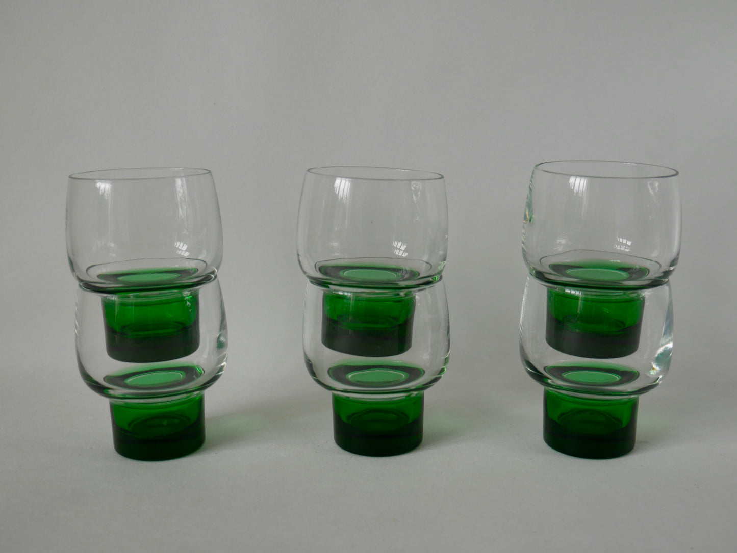 Lot de 6 verres à vin design à pieds verts années 70