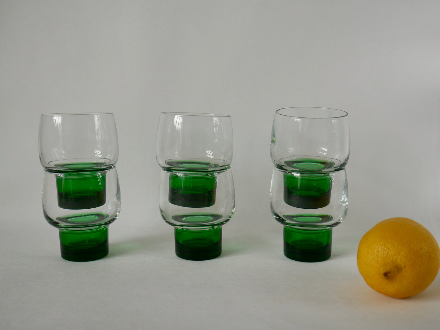 Lot de 6 verres à vin design à pieds verts années 70