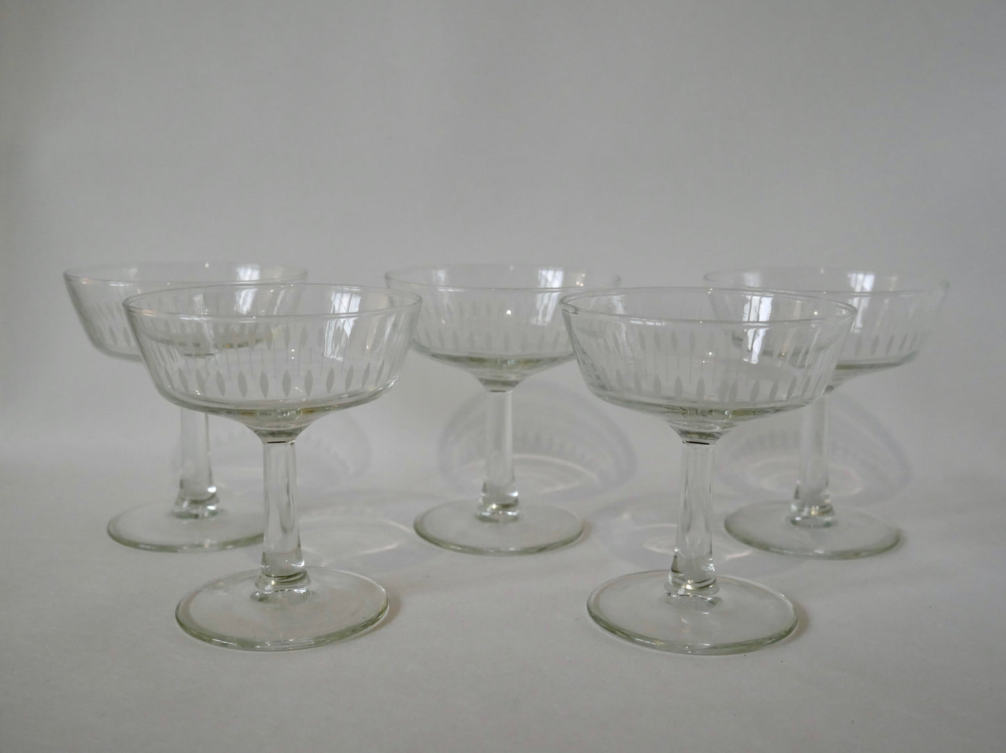 Lot de 5 coupes à champagne en verre cristallin à motifs années 60-70 cm