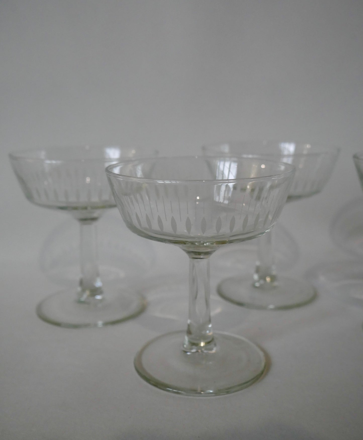 Lot de 5 coupes à champagne en verre cristallin à motifs années 60-70 cm