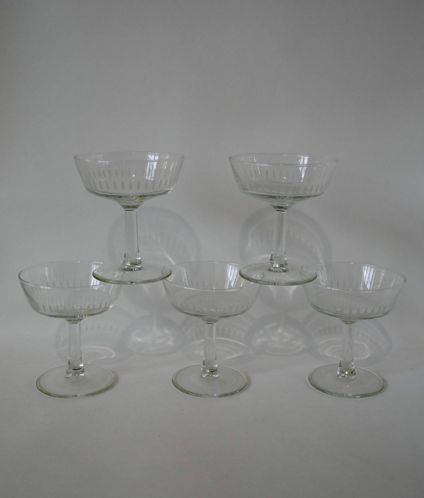 Lot de 5 coupes à champagne en verre cristallin à motifs années 60-70 cm