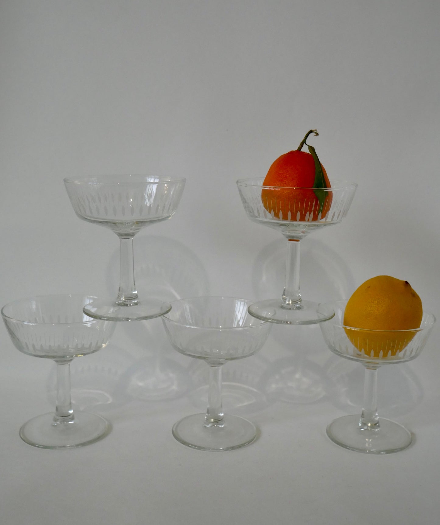 Lot de 5 coupes à champagne en verre cristallin à motifs années 60-70 cm