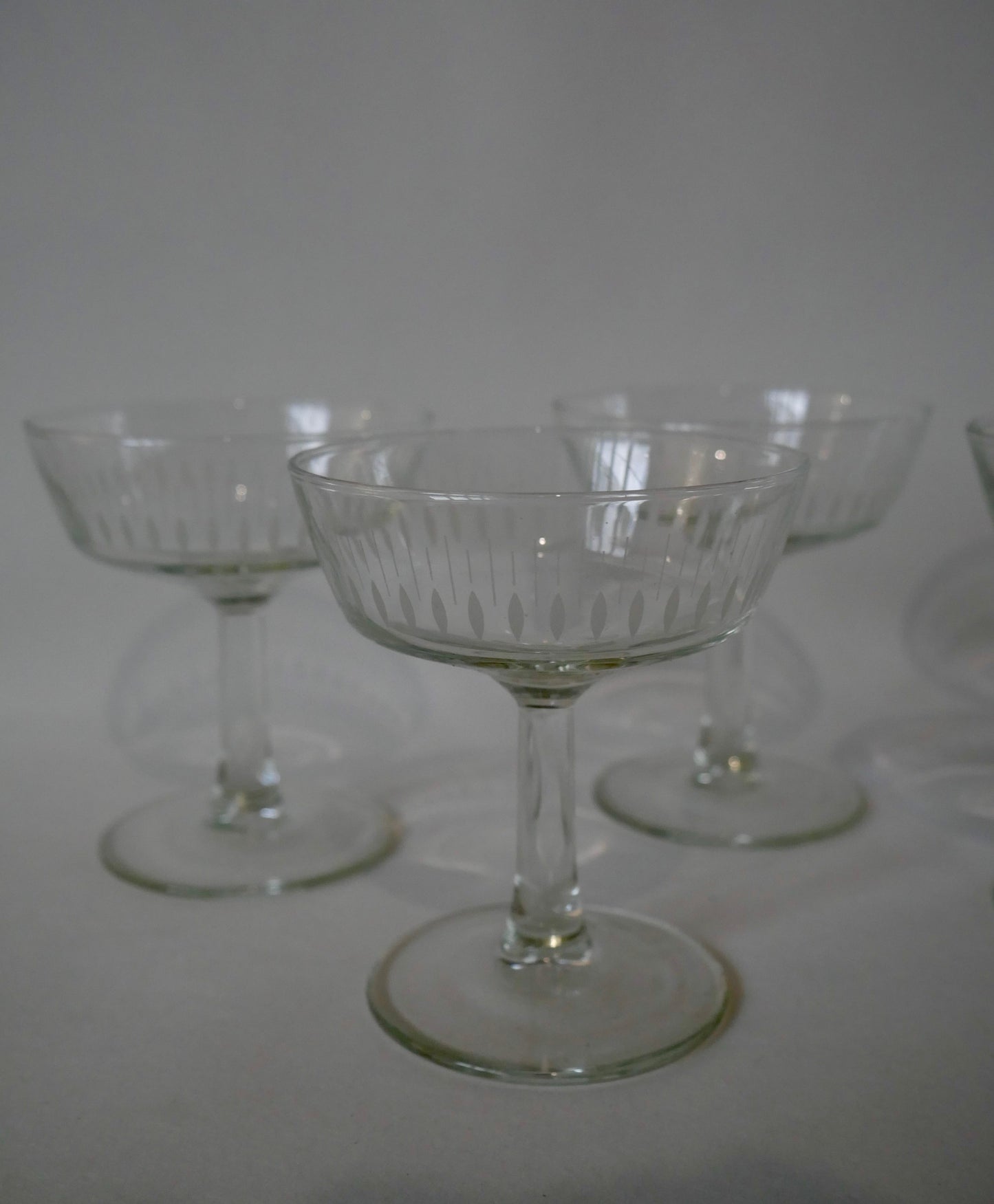 Lot de 5 coupes à champagne en verre cristallin à motifs années 60-70 cm