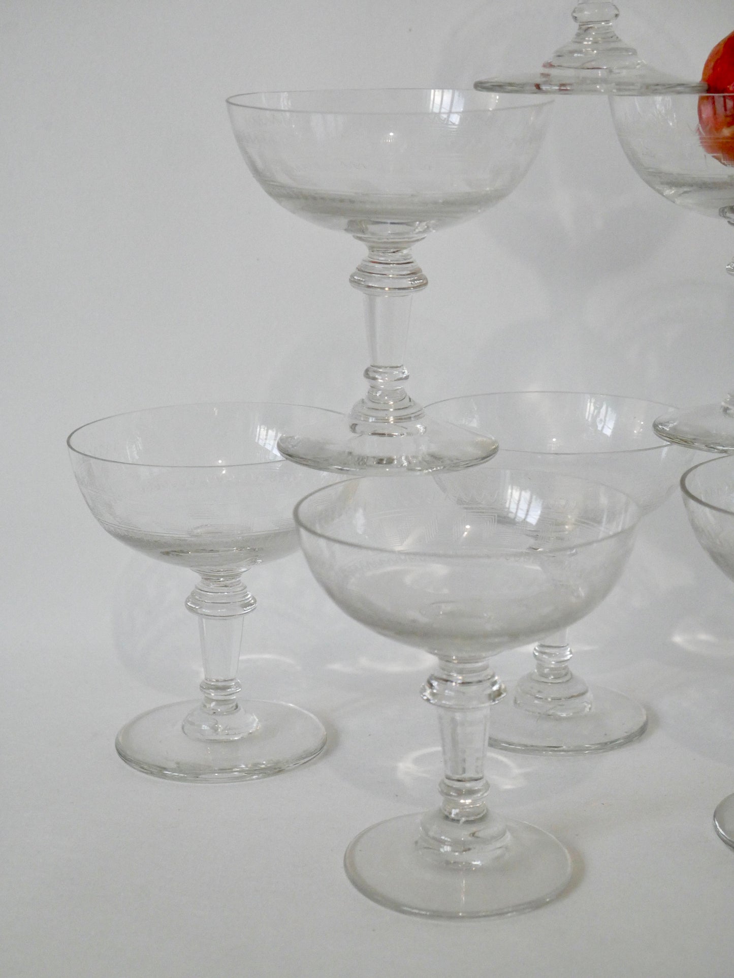 Ensemble de 8 coupes à champagne en cristal gravé années 30-40