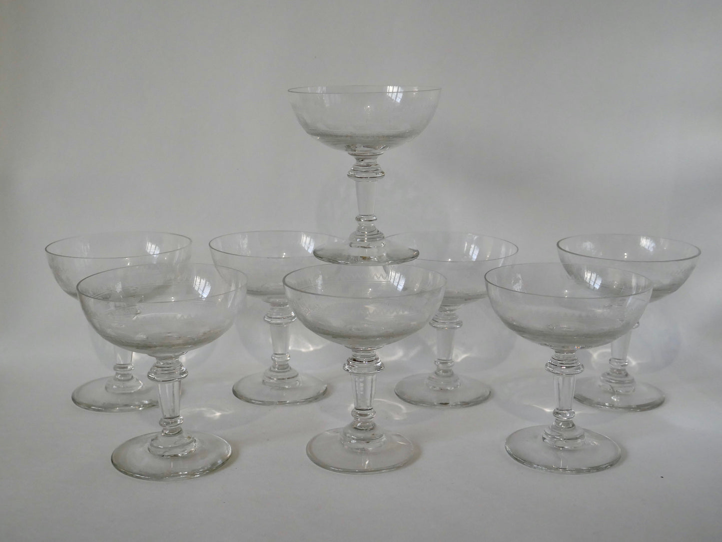 Ensemble de 8 coupes à champagne en cristal gravé années 30-40