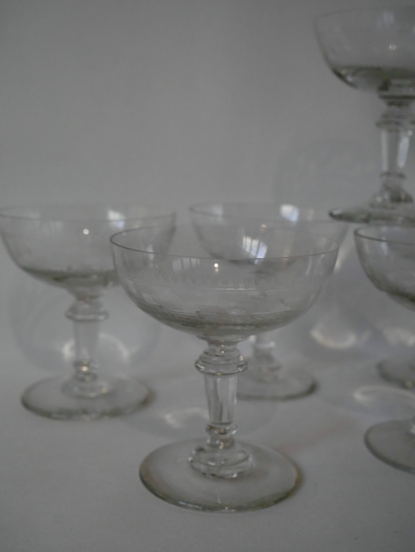 Ensemble de 8 coupes à champagne en cristal gravé années 30-40