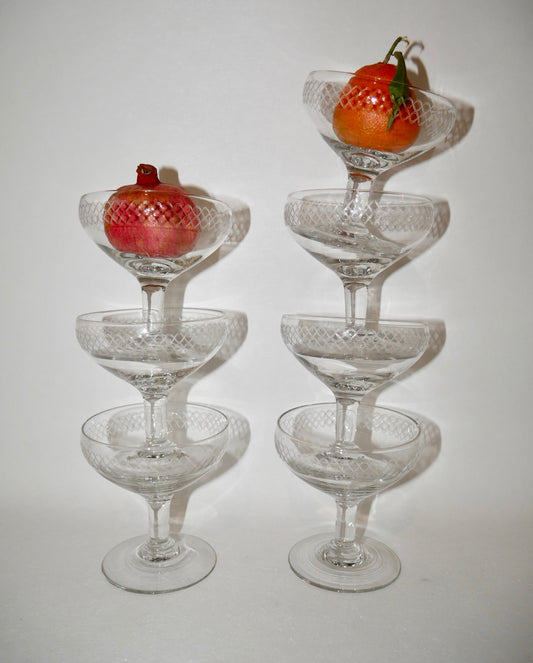 Ensemble de 7 coupes à champagne en cristal gravé années 30-40