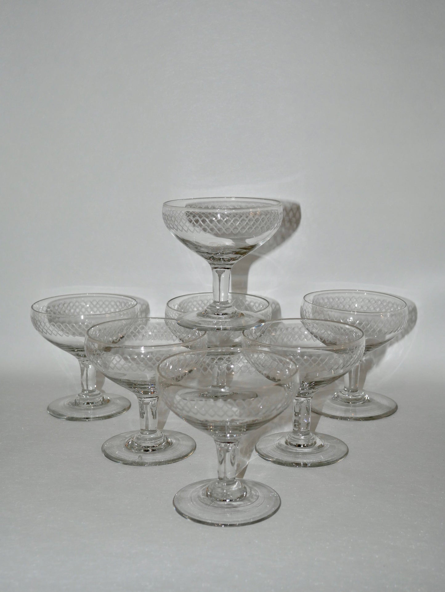 Ensemble de 7 coupes à champagne en cristal gravé années 30-40