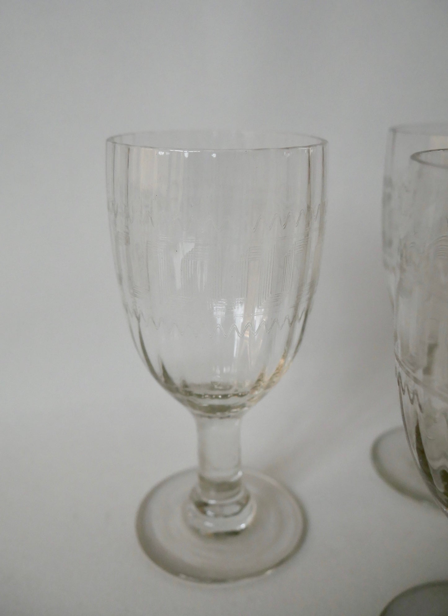 Ensemble de 6 verres vin dentelés en cristal gravé années 30