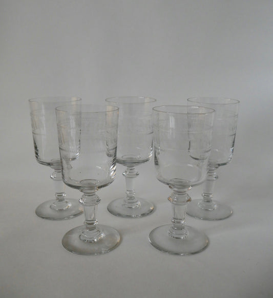 Ensemble de 5 verres à vin en cristal gravé années 30-40