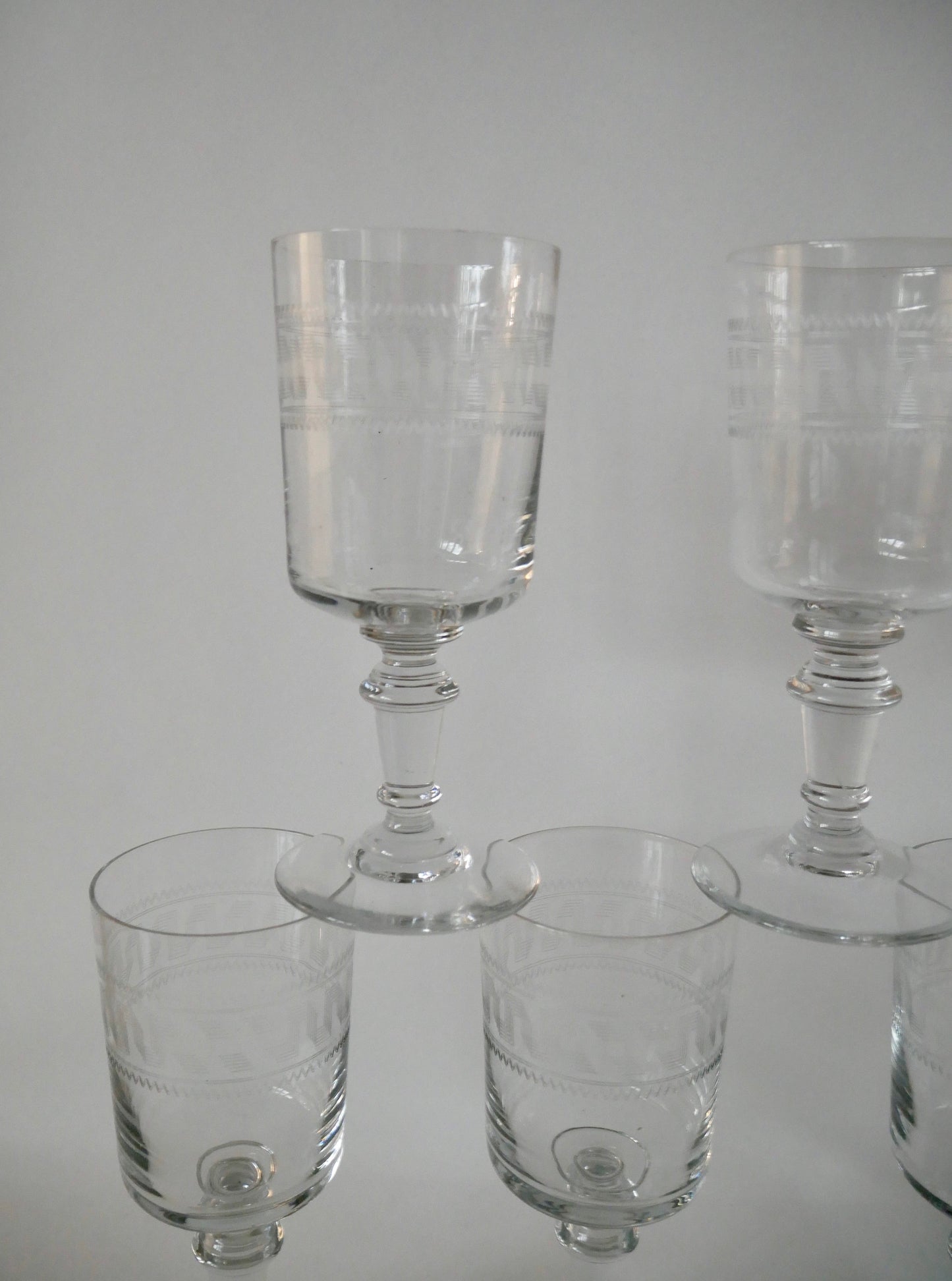 Ensemble de 5 verres à vin en cristal gravé années 30-40