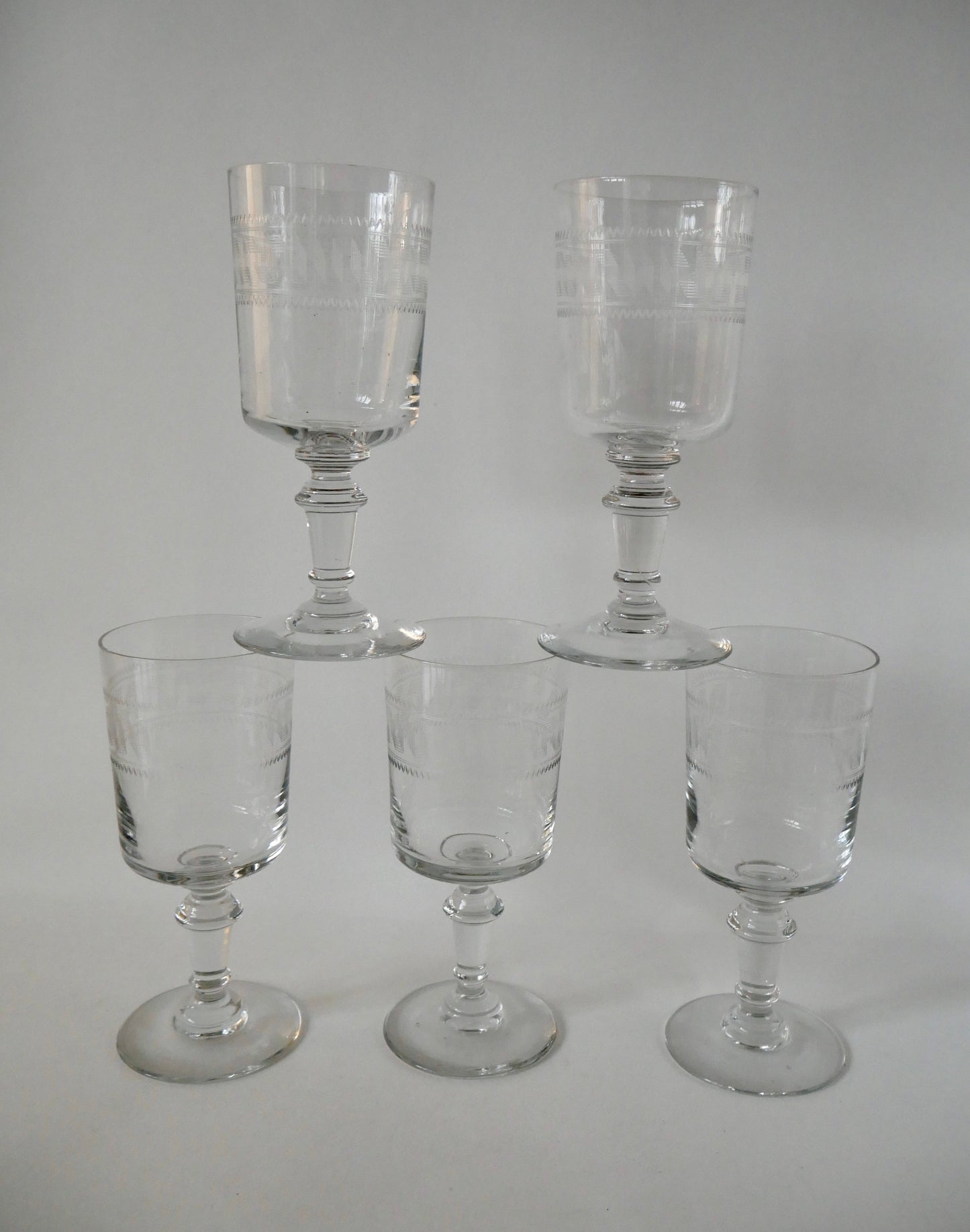 Ensemble de 5 verres à vin en cristal gravé années 30-40