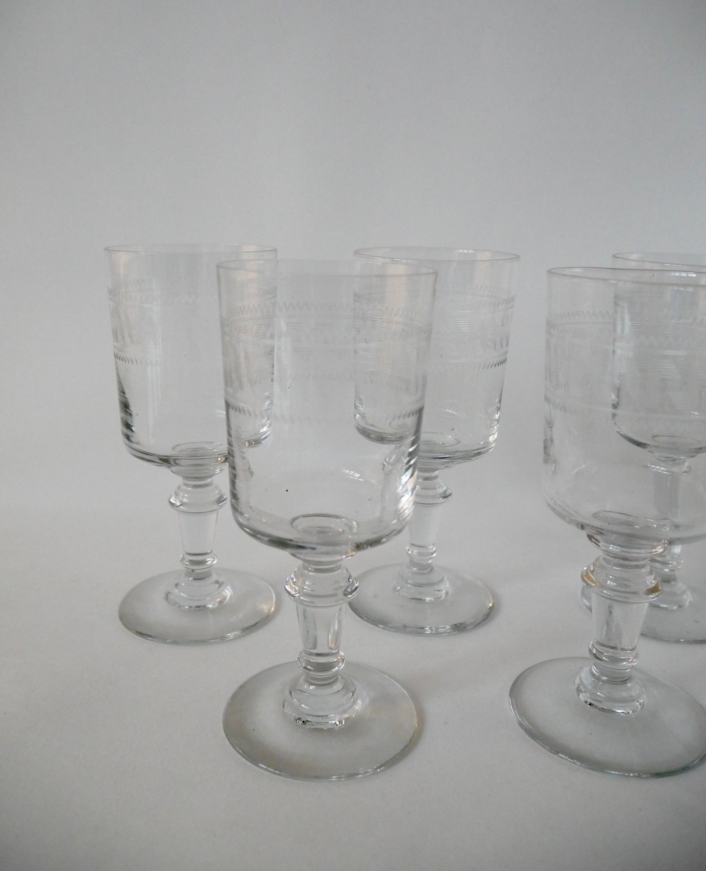 Ensemble de 5 verres à vin en cristal gravé années 30-40