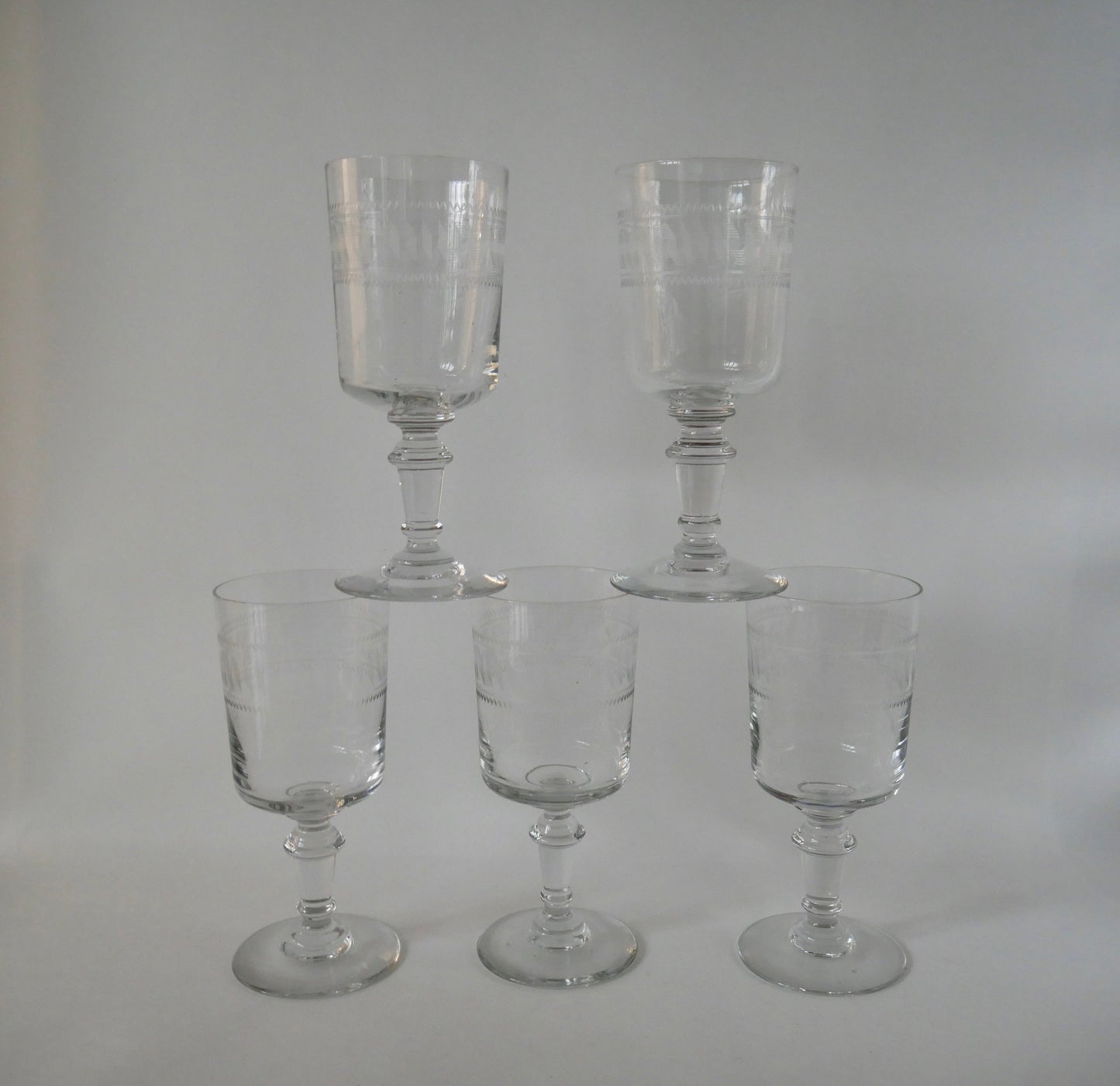 Ensemble de 5 verres à vin en cristal gravé années 30-40